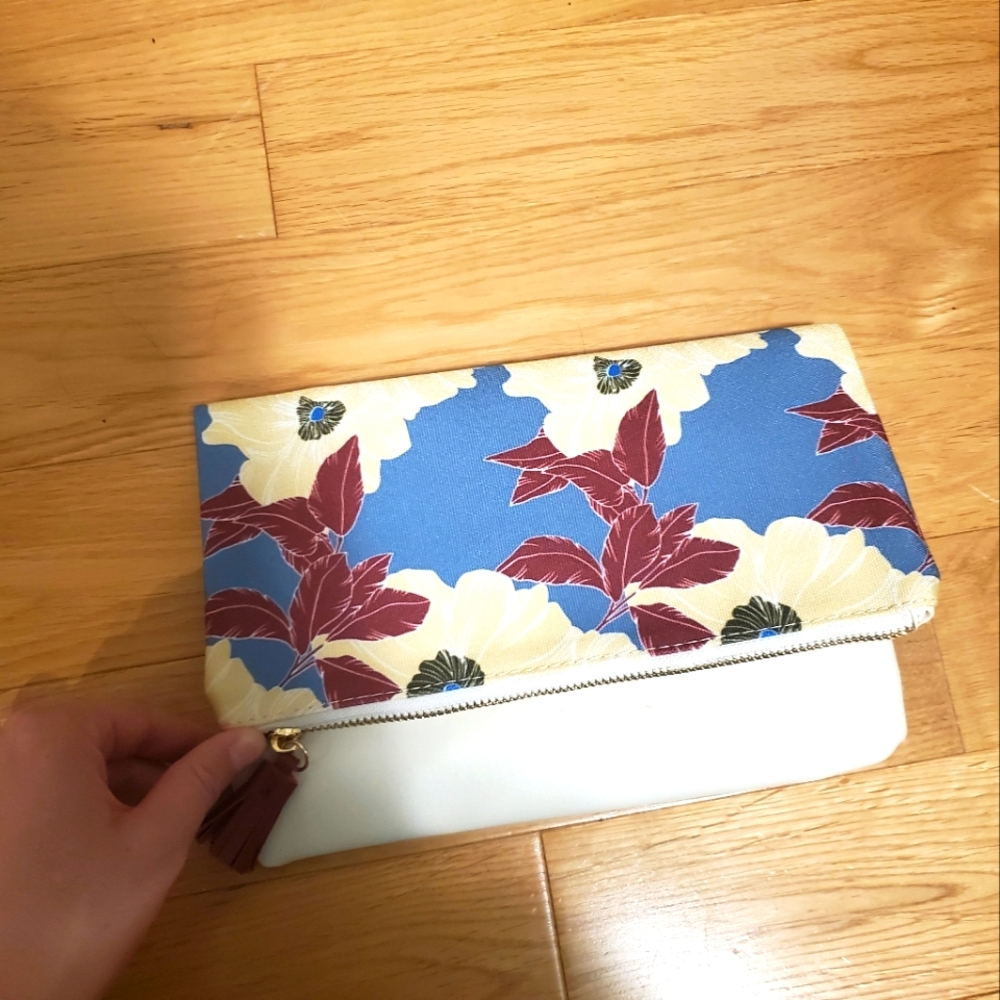 Reversible fold over clutch